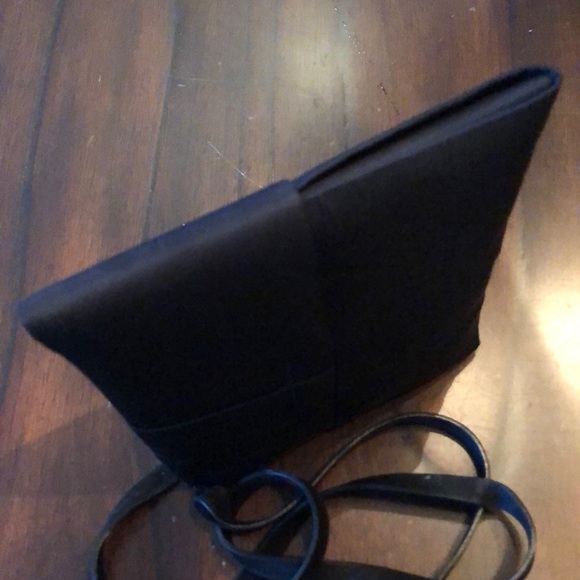 DKNY Fabric interlock fabric design, leather strap lined, zipper pocket bag - Picture 6 of 10